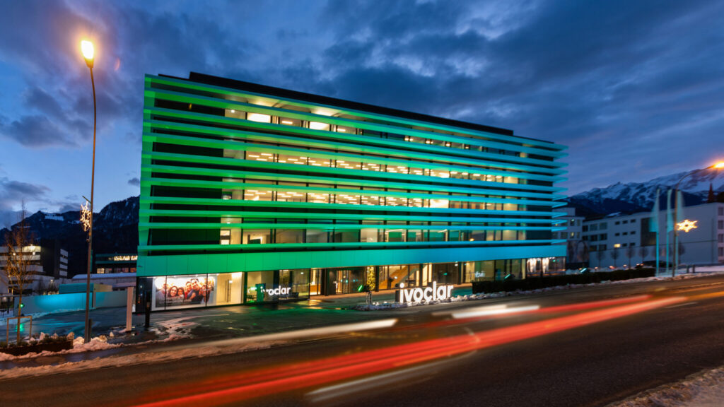 At the end of the centenary year, the Ivoclar head office building in Liechtenstein was lit up in the company colours, symbolically illuminating the way to a bright future.